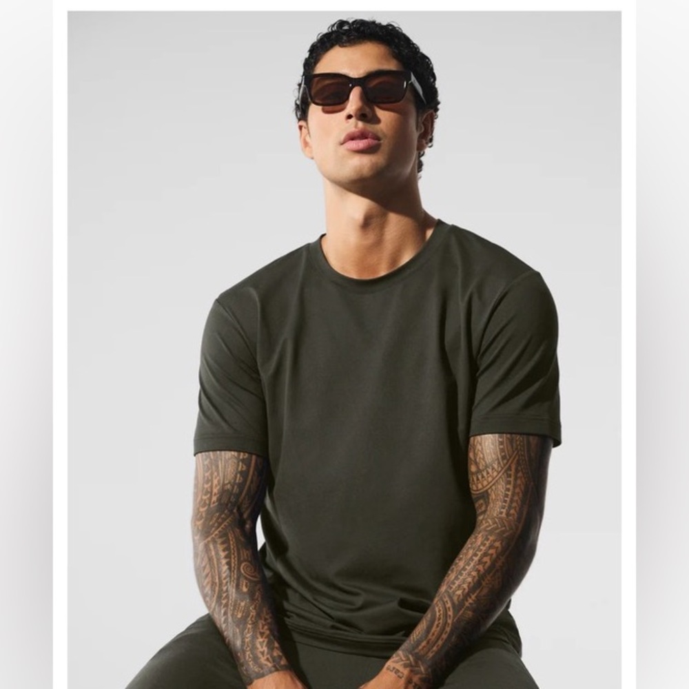 Alo Conquer Reform Crewneck Short Sleeve Stealth Green